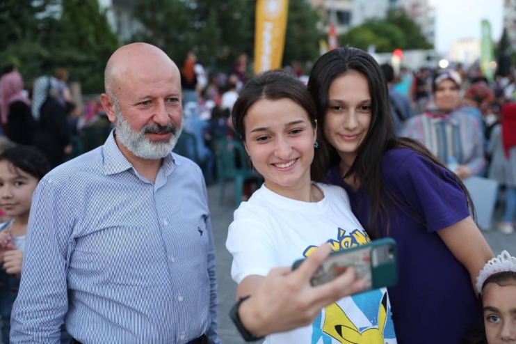 BAŞKAN ÇOLAKBAYRAKDAR; “ETKİNLİKLERİMİZLE ÇOCUKLARIN YÜZLERİ GÜLERKEN, AİLELERDE NOSTALJİ YAŞIYOR”