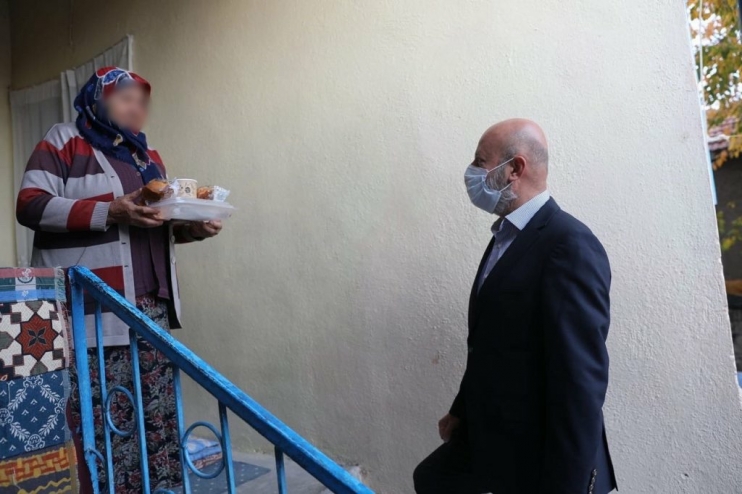 GÖNÜLLERİN BAŞKANI, BÜYÜKLERİN HEM GÖNLÜNÜ HEM DE HAYIR DUASINI ALIYOR