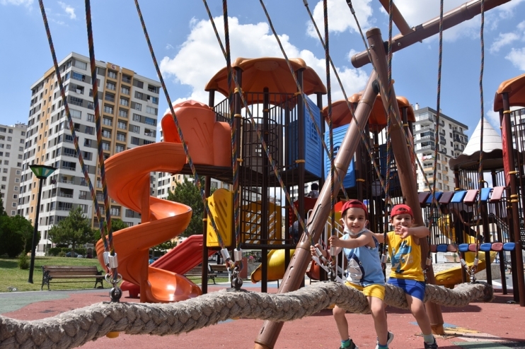 BAŞKAN ÇOLAKBAYRAKDAR, “ÇOCUKLARIN, HAYALİNİ SÜSLEYEN PARKLAR YAPIYORUZ”