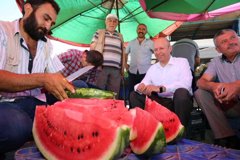 Başkan Çolakbayrakdar, Pazar esnafını ziyaret etti