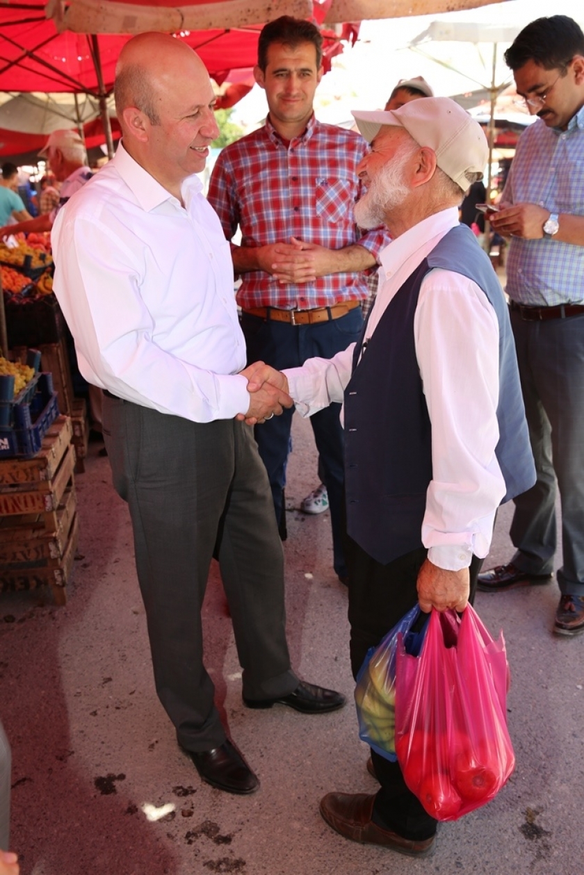 Başkan Çolakbayrakdar, Pazar esnafını ziyaret etti
