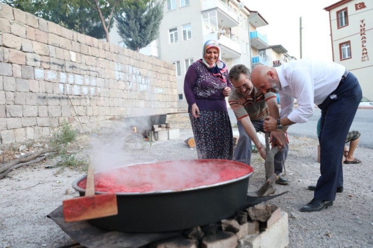 KOCASİNAN’DA DAĞITILAN DOMATES FİDELERİNİN ÜRÜNLERİ KIŞLIK YİYECEK OLDU