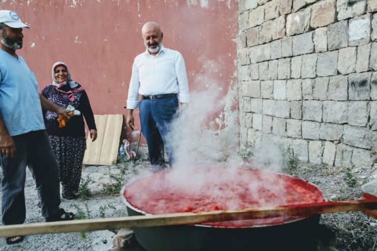 KOCASİNAN’DA DAĞITILAN DOMATES FİDELERİNİN ÜRÜNLERİ KIŞLIK YİYECEK OLDU
