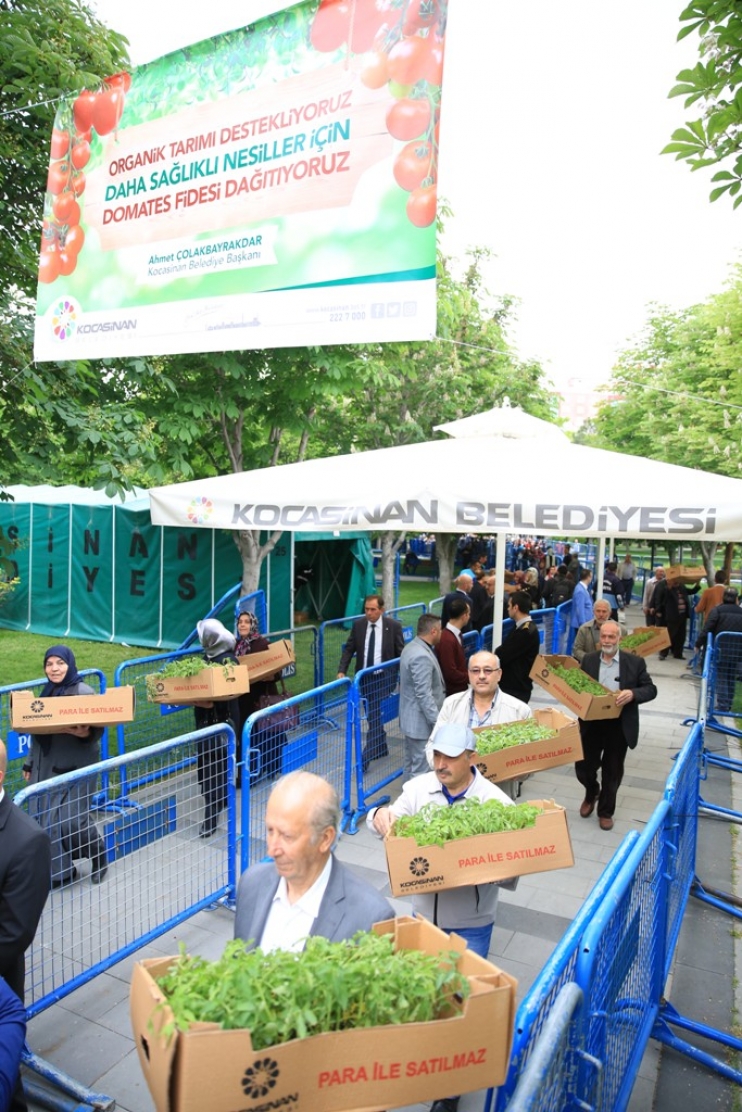 KOCASİNAN’DA DAĞITILAN DOMATES FİDELERİNİN ÜRÜNLERİ KIŞLIK YİYECEK OLDU