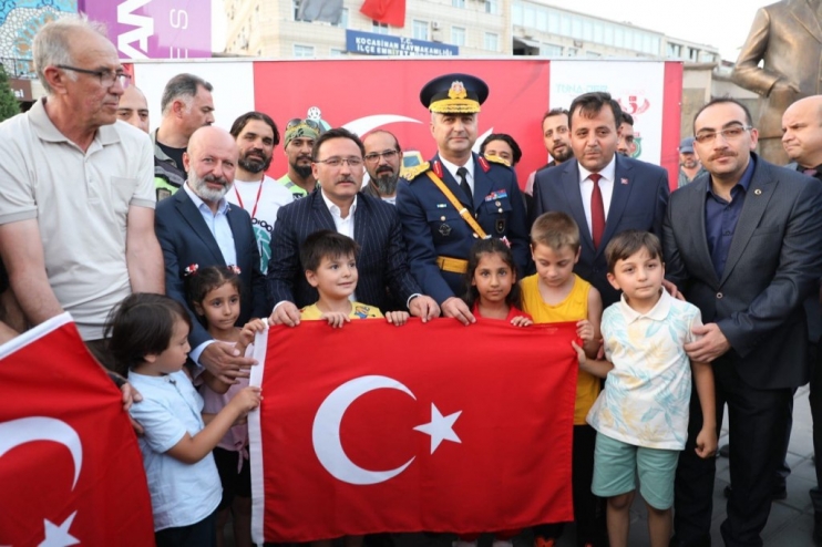 KOCASİNANDA ŞEHİT VE GAZİ ÇOCUKLARINI SEVİNDİREN  AY YILDIZ TURU