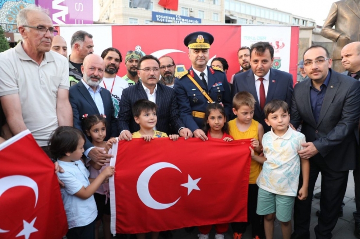 KOCASİNANDA ŞEHİT VE GAZİ ÇOCUKLARINI SEVİNDİREN  AY YILDIZ TURU