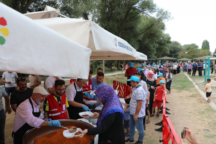 BAŞKAN ÇOLAKBAYRAKDARDAN DİYABETLİ ÇOCUKLARA İĞNESİZ SENSÖRLÜ ÖLÇÜM CİHAZI
