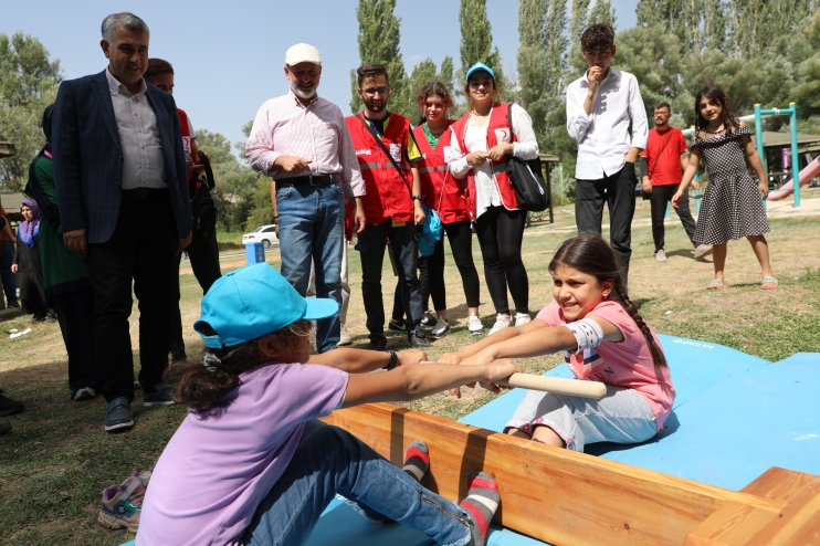 BAŞKAN ÇOLAKBAYRAKDARDAN DİYABETLİ ÇOCUKLARA İĞNESİZ SENSÖRLÜ ÖLÇÜM CİHAZI