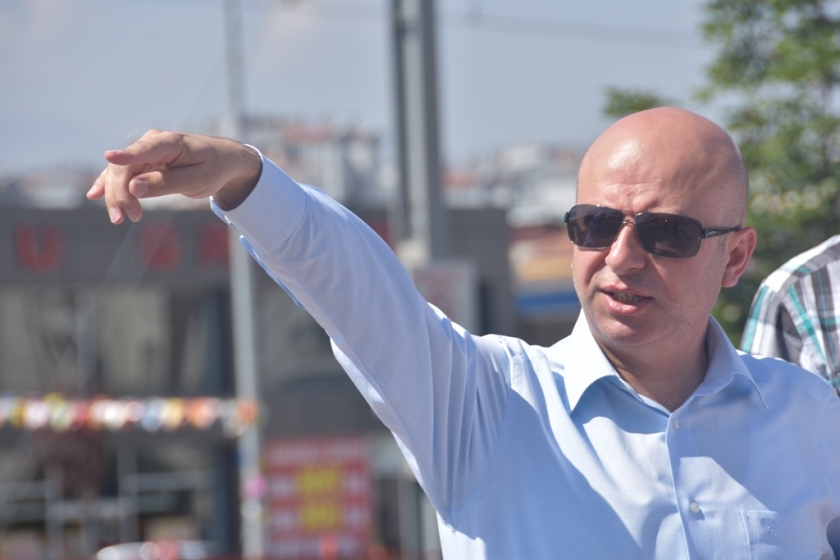 VATAN SEVDALISI ÇOLAKBAYRAKDAR, GECE DEMOKRASI NÖBETİNDE, GÜNDÜZ MESAİDE