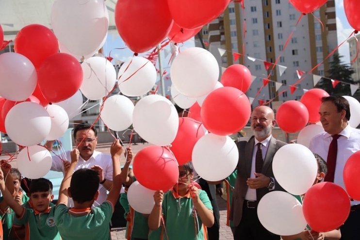 BAŞKAN ÇOLAKBAYRAKDAR, DÖNÜŞÜMLE UĞUREVLER’E DAHA MODERN OKUL KAZANDIRDI