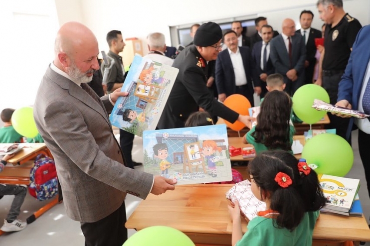 BAŞKAN ÇOLAKBAYRAKDAR, DÖNÜŞÜMLE UĞUREVLER’E DAHA MODERN OKUL KAZANDIRDI
