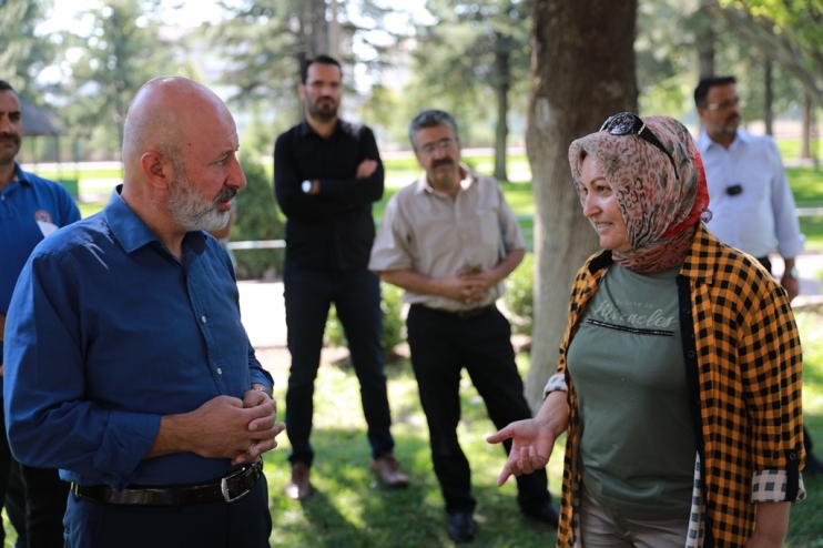 BAŞKAN ÇOLAKBAYRAKDAR’IN KOCASİNAN SEVDASI DUR DURAK BİLMİYOR