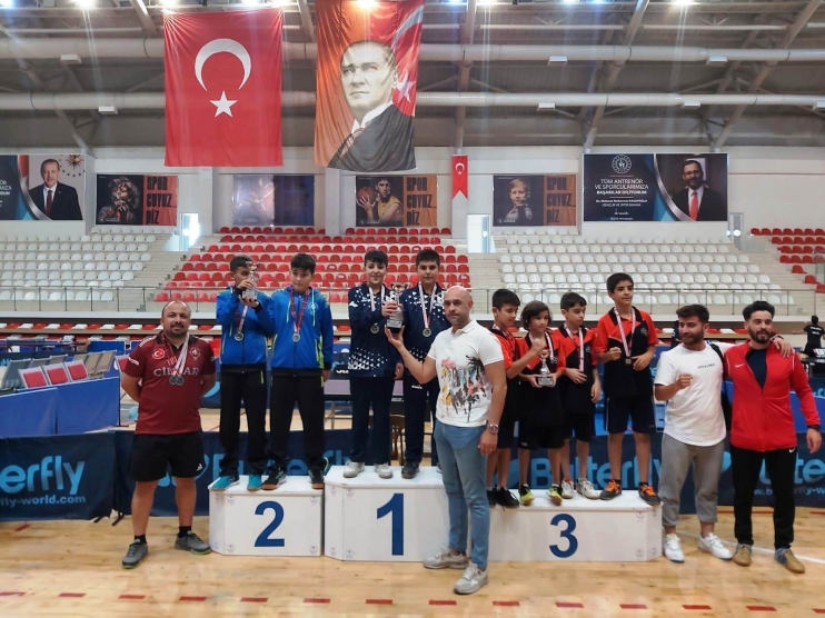 KOCASİNAN’IN MASA TENİSİ ERKEK VE BAYAN TAKIMI, YİNE ZİRVEDE