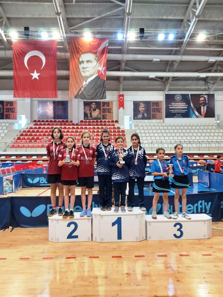 KOCASİNAN’IN MASA TENİSİ ERKEK VE BAYAN TAKIMI, YİNE ZİRVEDE