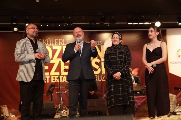 BAŞKAN ÇOLAKBAYRAKDAR; “NEŞET ERTAŞ’I ANMA GECESİ, GÖNÜLLERE YOL AÇTI”