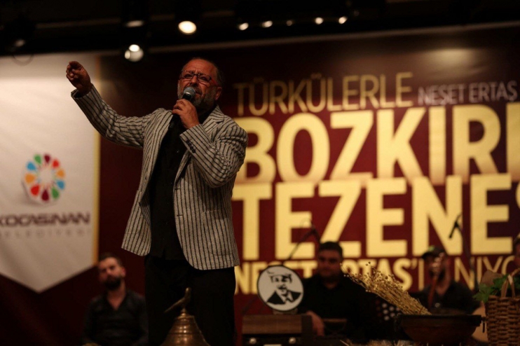 BAŞKAN ÇOLAKBAYRAKDAR; “NEŞET ERTAŞ’I ANMA GECESİ, GÖNÜLLERE YOL AÇTI”