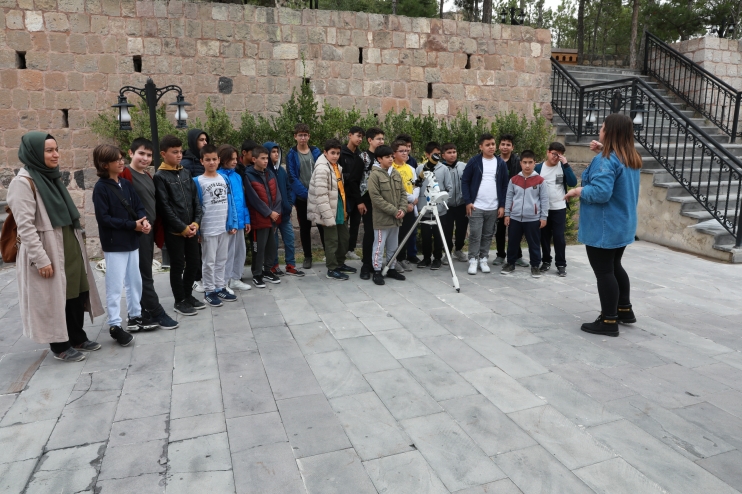 KOCASİNANLI GENÇLER, GENÇLİK MERKEZİ İLE UZAYIN DERİNLİKLERİNE YOLCULUK YAPTI