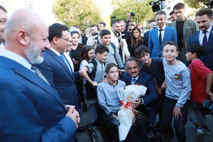 BAKAN ÖZER, KOCASİNAN’DA ORTAOKUL ÖĞRENCİLERLE BİR ARAYA GELDİ