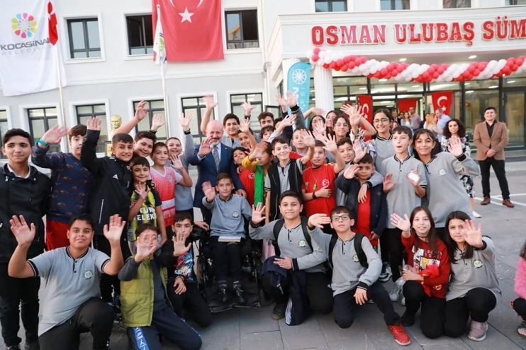 BAKAN ÖZER, KOCASİNAN’DA ORTAOKUL ÖĞRENCİLERLE BİR ARAYA GELDİ