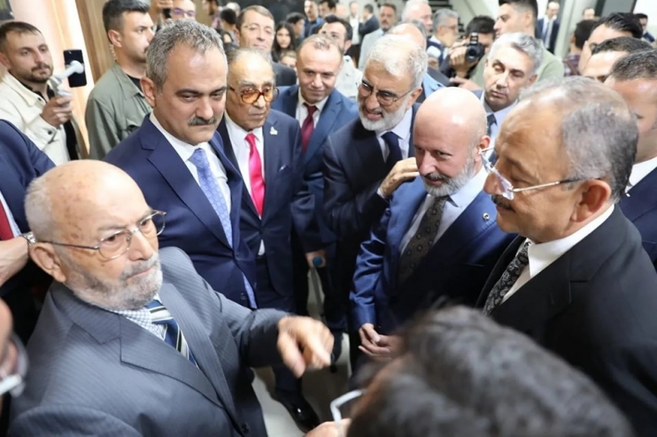 BAKAN ÖZER, KOCASİNAN’DA ORTAOKUL ÖĞRENCİLERLE BİR ARAYA GELDİ