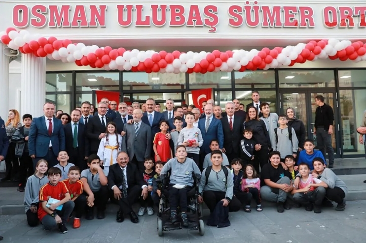 BAKAN ÖZER, KOCASİNAN’DA ORTAOKUL ÖĞRENCİLERLE BİR ARAYA GELDİ