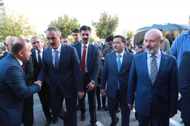 BAKAN ÖZER, KOCASİNAN’DA ORTAOKUL ÖĞRENCİLERLE BİR ARAYA GELDİ