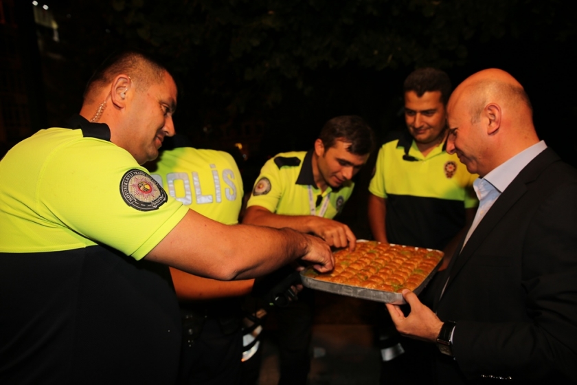 BAŞKAN ÇOLAKBAYRAKDAR’A VATANSEVERLERDEN SEVGİ SELİ