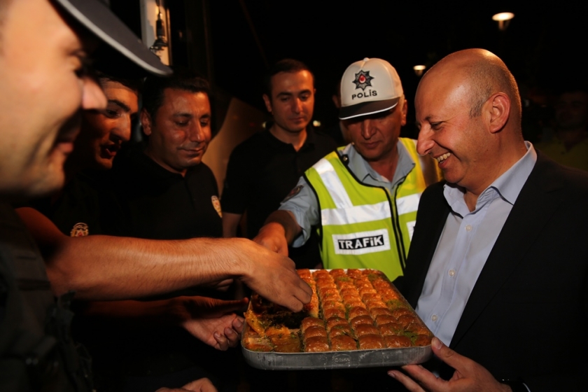 BAŞKAN ÇOLAKBAYRAKDAR’A VATANSEVERLERDEN SEVGİ SELİ