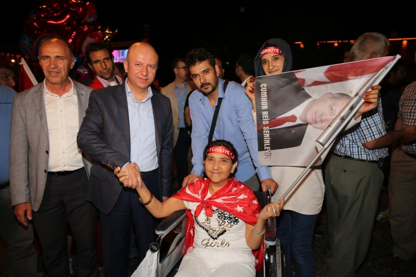 BAŞKAN ÇOLAKBAYRAKDAR’A VATANSEVERLERDEN SEVGİ SELİ