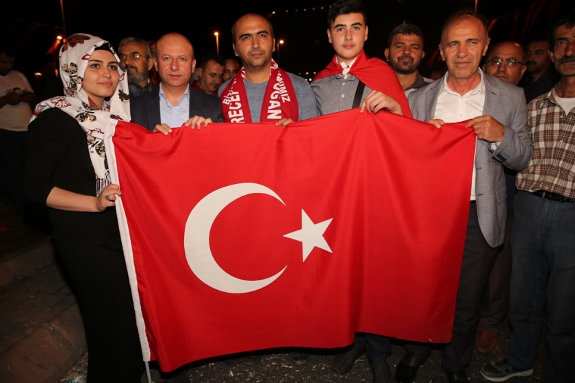 BAŞKAN ÇOLAKBAYRAKDAR’A VATANSEVERLERDEN SEVGİ SELİ