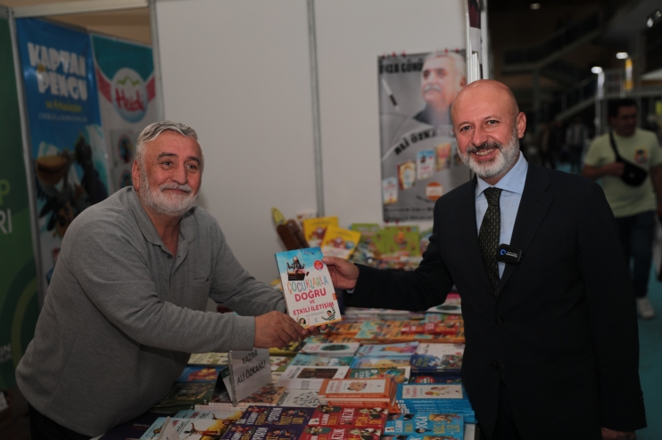 BAŞKAN ÇOLAKBAYRAKDAR, KİTAP FUARI’NDA ŞİİR OKUDU
