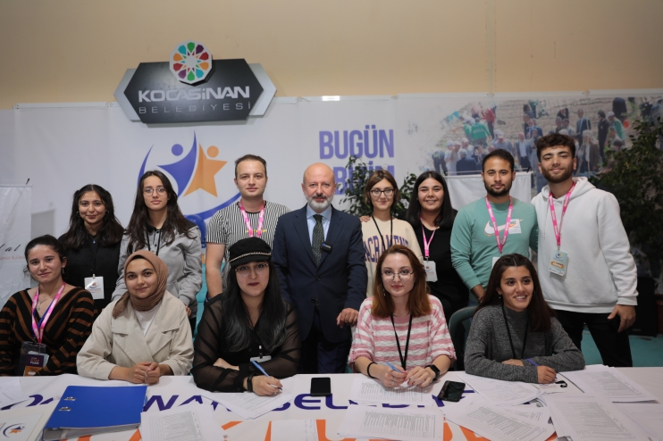 BAŞKAN ÇOLAKBAYRAKDAR, KİTAP FUARI’NDA ŞİİR OKUDU