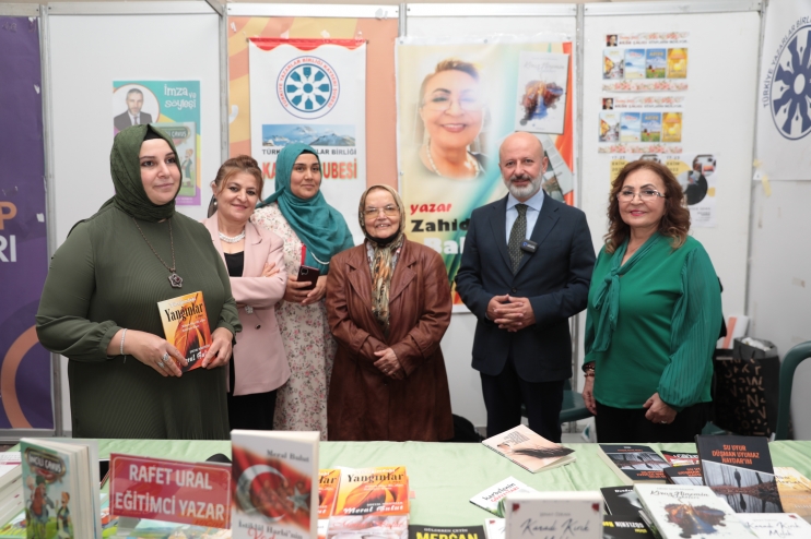 BAŞKAN ÇOLAKBAYRAKDAR, KİTAP FUARI’NDA ŞİİR OKUDU