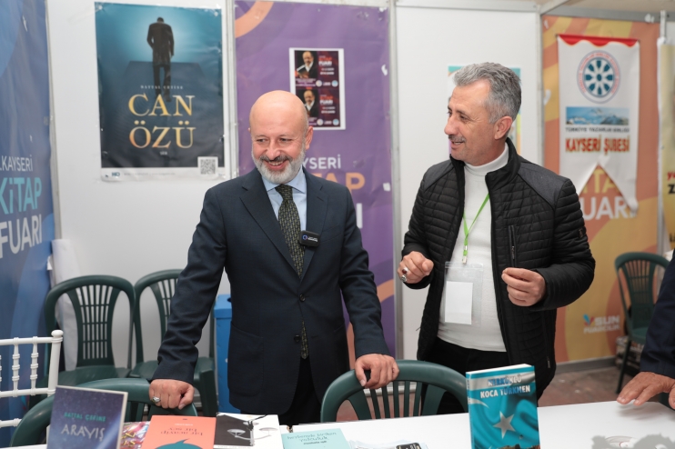 BAŞKAN ÇOLAKBAYRAKDAR, KİTAP FUARI’NDA ŞİİR OKUDU