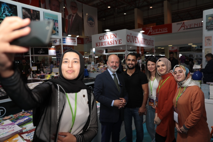 BAŞKAN ÇOLAKBAYRAKDAR, KİTAP FUARI’NDA ŞİİR OKUDU
