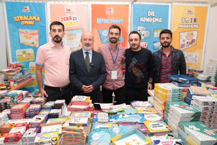 BAŞKAN ÇOLAKBAYRAKDAR, KİTAP FUARI’NDA ŞİİR OKUDU