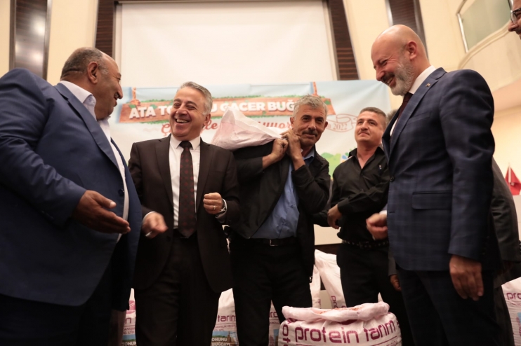 KOCASİNAN, ÇİFTÇİLERE ATA YADİGARI VE 28 KROMOZOMLU GACER BUĞDAYINI DAĞITTI