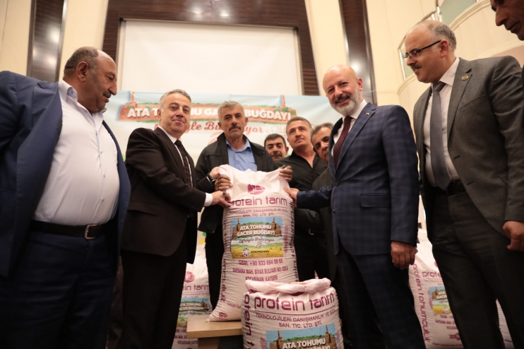 KOCASİNAN, ÇİFTÇİLERE ATA YADİGARI VE 28 KROMOZOMLU GACER BUĞDAYINI DAĞITTI