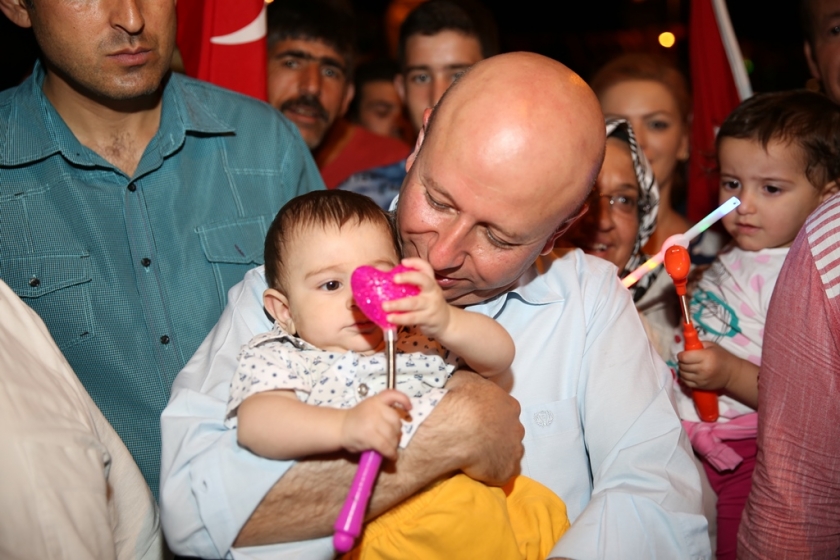 ÇOLAKBAYRAKDAR ÇİFTİ MEYDANI BOŞ BIRAKMIYOR