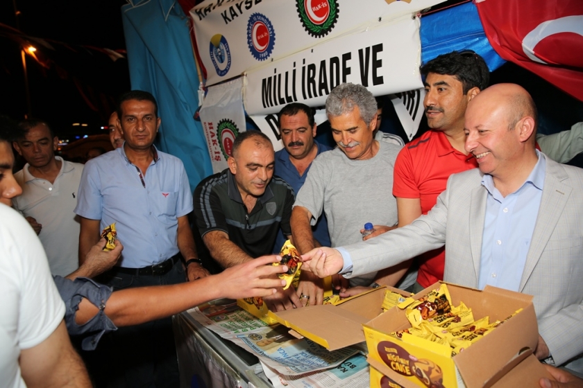 ÇOLAKBAYRAKDAR ÇİFTİ MEYDANI BOŞ BIRAKMIYOR