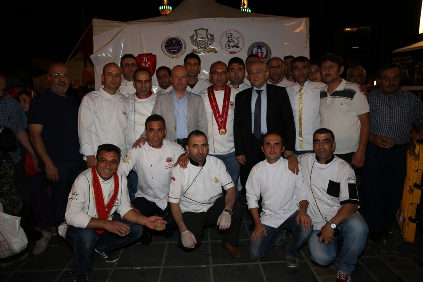 ÇOLAKBAYRAKDAR ÇİFTİ MEYDANI BOŞ BIRAKMIYOR