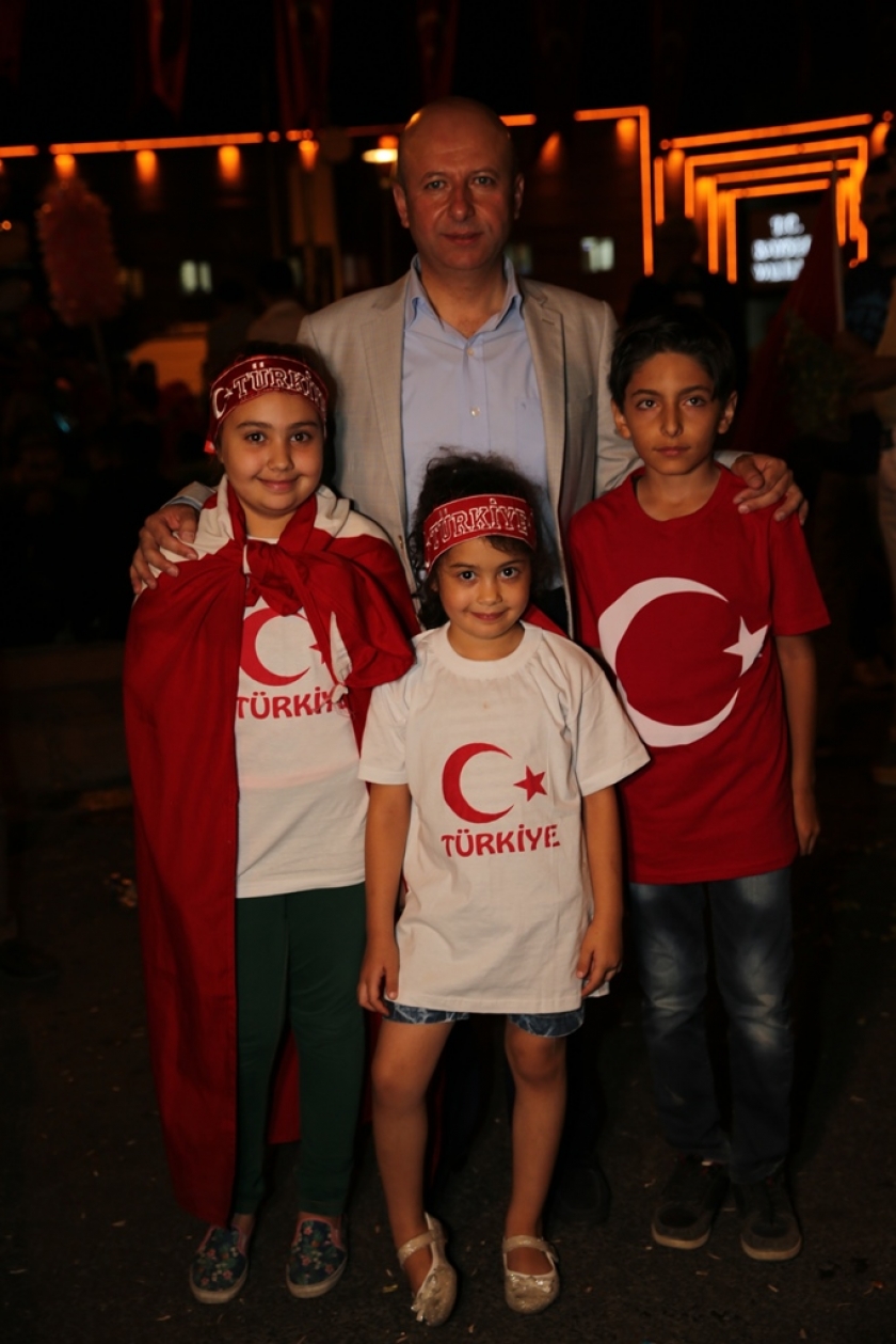 ÇOLAKBAYRAKDAR ÇİFTİ MEYDANI BOŞ BIRAKMIYOR