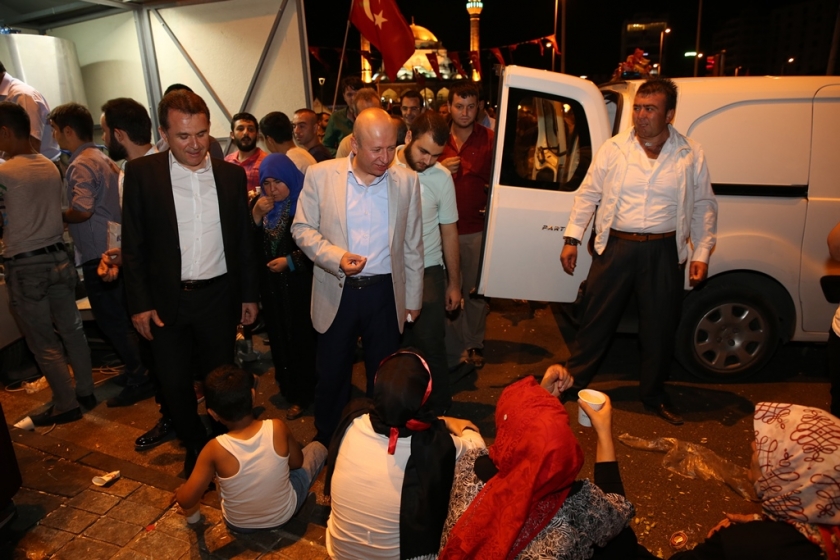 ÇOLAKBAYRAKDAR ÇİFTİ MEYDANI BOŞ BIRAKMIYOR