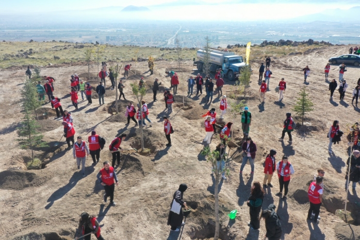 KOCASİNAN BELEDİYESİ, KIZILAY HAFTASI’NI AĞAÇLARLA TAÇLANDIRDI