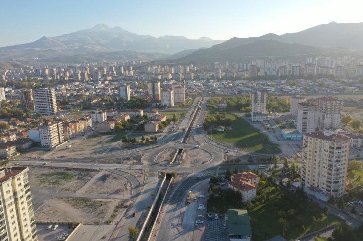 KOCASİNAN BELEDİYESİ, AKILLI KAVŞAK İLE 4 CADDEYİ BİRBİRİNE BAĞLADI