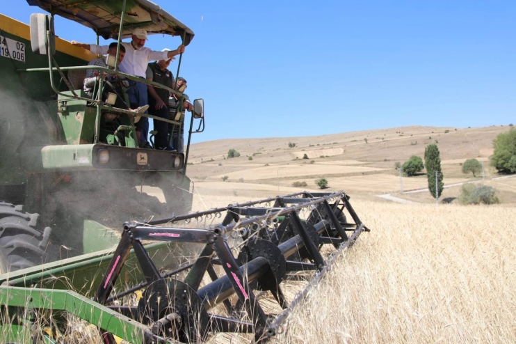 ÇİFTÇİ DOSTU BAŞKAN ÇOLAKBAYRAKDAR’IN MİLLİ VE YERLİ TOHUM HAMLESİ TAKDİR TOPLADI