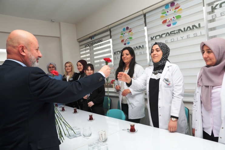 EĞİTİMCİNİN DOSTU BAŞKAN ÇOLAKBAYRAKDAR’DAN ÖĞRETMENLERE ANLAMLI ZİYARET