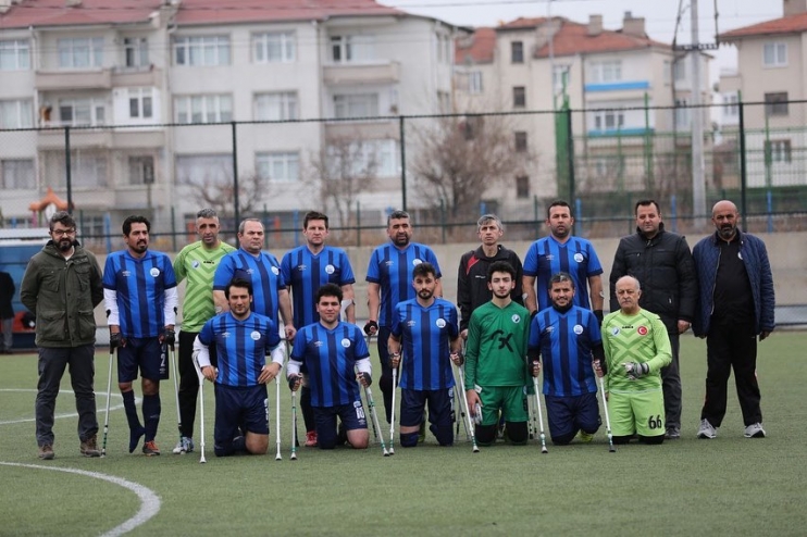 BAŞKAN ÇOLAKBAYRAKDAR, ENGELLERİ FUTBOLLA AŞAN AMPUTE TAKIMINI TEBRİK ETTİ