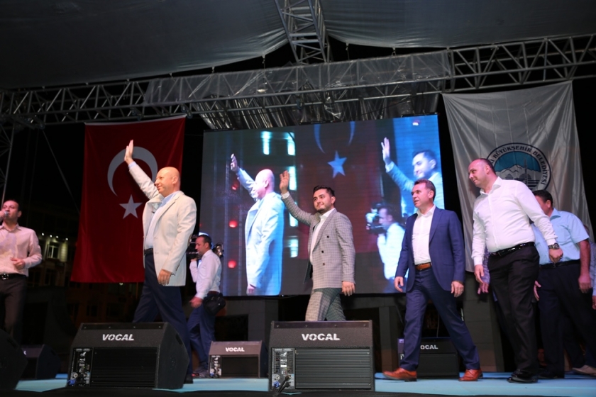 KOCASİNAN MECLİS ÜYELERİ KOL KOLA DEMOKRASİ NÖBETİNDE