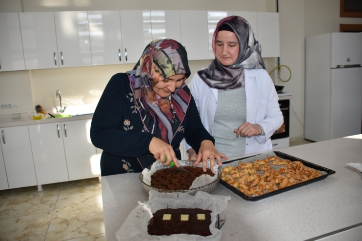 KOCASİNAN BELEDİYESİ, PROFESYONEL AŞÇILAR YETİŞTİRİYOR